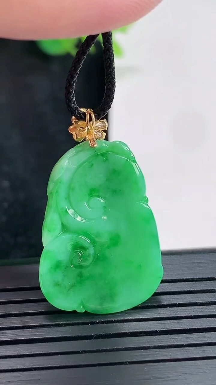 天然A货翡翠如意吊坠，尺寸26-20-4.2重量:4.78g
4月23日