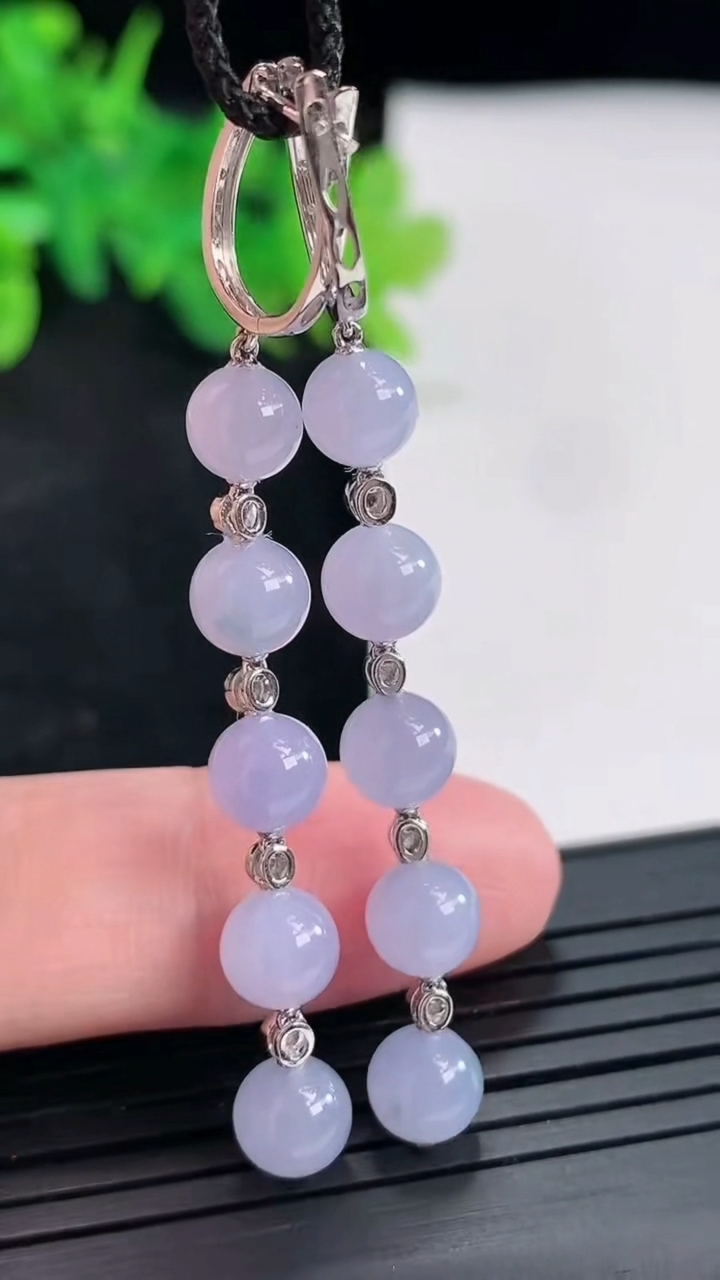 天然A货翡翠种紫罗兰圆珠耳坠，尺寸6.2重量:6.04g4月23日
工厂直销收藏佳品,种好水足，色泽均匀，有种有色，上手高大气！