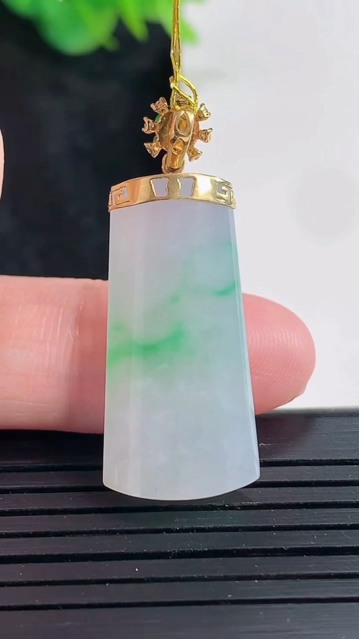 天然A货翡翠无事牌吊坠，尺寸29-14-5.8重量:5.98g
4月23日