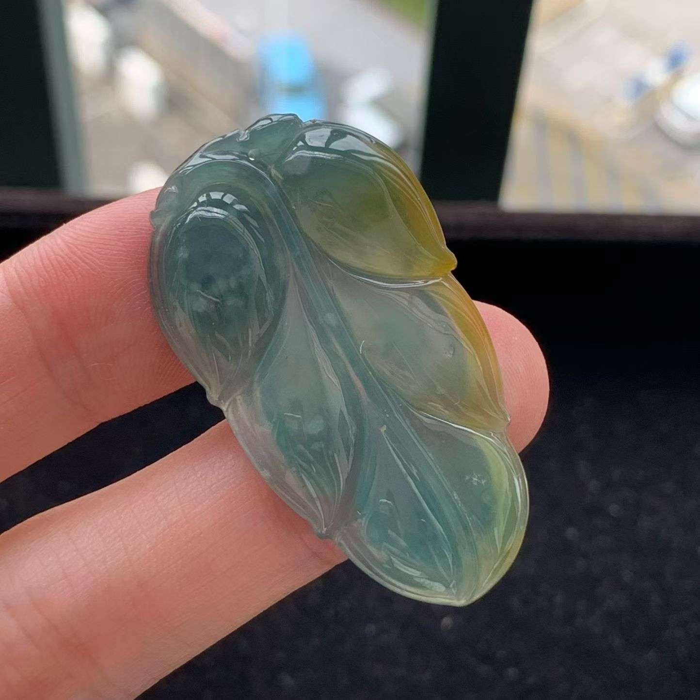 A货天然翡翠冰糯种黄翡叶子吊坠重量9.47g
4月23日