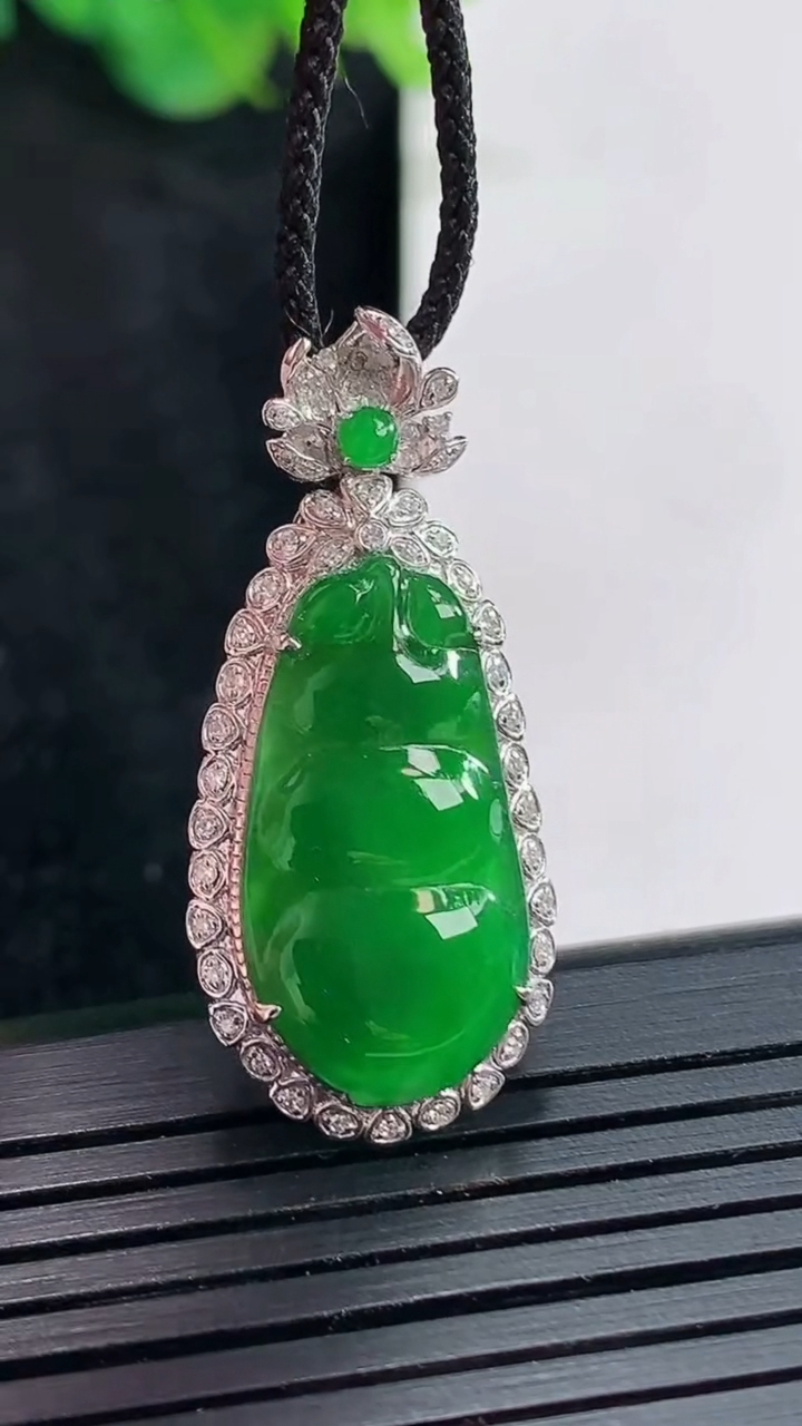 天然A货翡翠福豆吊坠，尺寸33-14.5-7，裸石2211.5重量:3.23g
4月23日