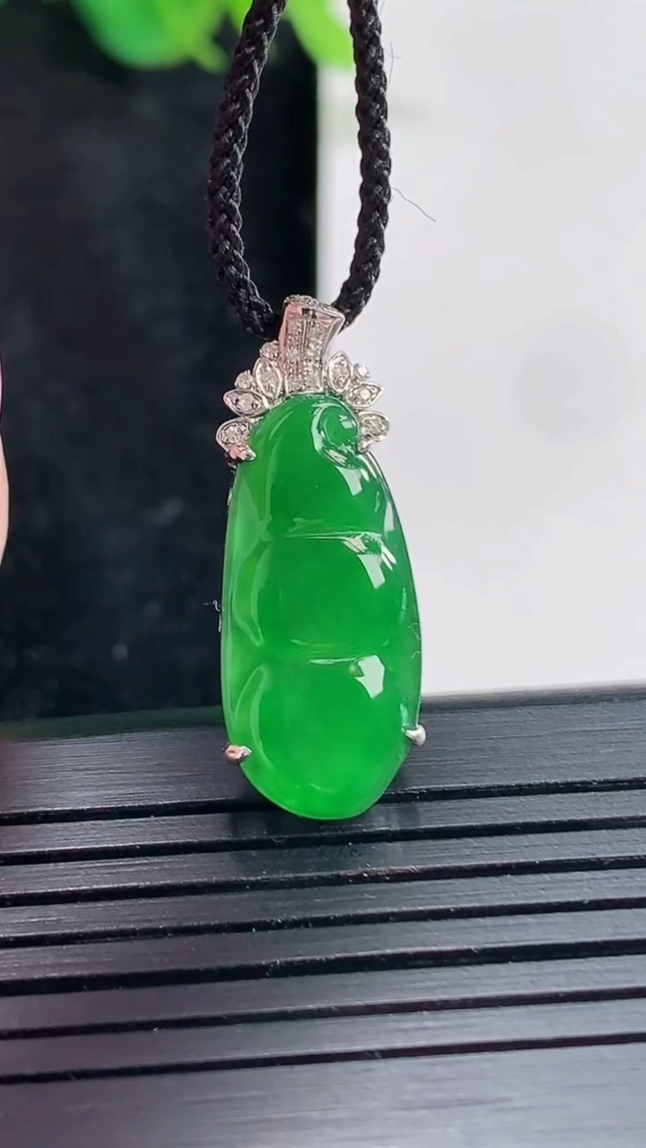 天然A货翡翠福豆吊坠，尺寸26.6-10-5，裸石21.5-10重量:2.23g
4月23日