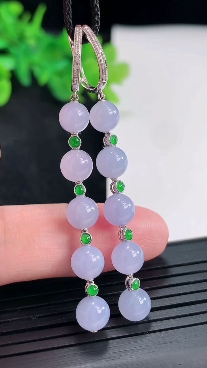 天然A货翡翠种紫罗兰圆珠耳坠，尺寸6.2重量:6.04g4月23日
工厂直销收藏佳品,种好水足，色泽