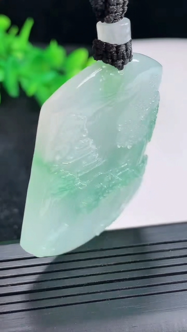 天然A货翡翠山水牌吊坠，尺寸50-37.5-5.6重量:28.75g
4月23日