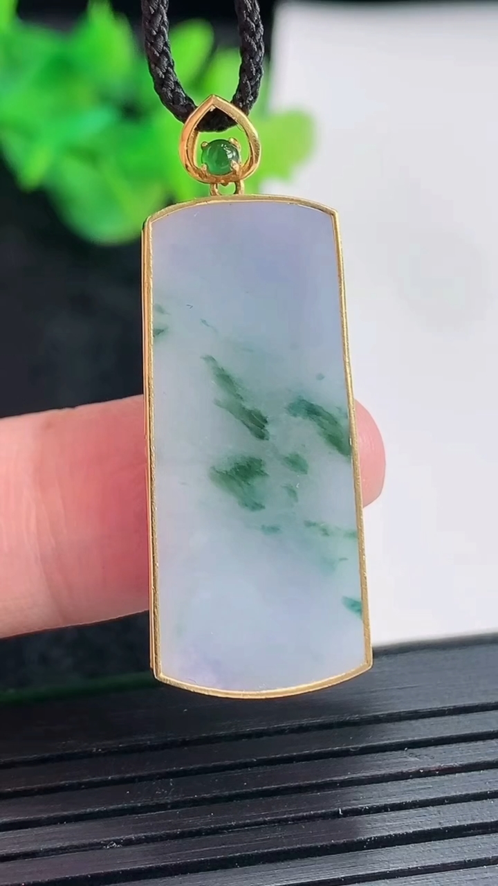 天然A货翡翠18k金紫罗兰飘花无事牌吊坠，尺寸37-14-3，裸石32-14重量:4.49g
4月2