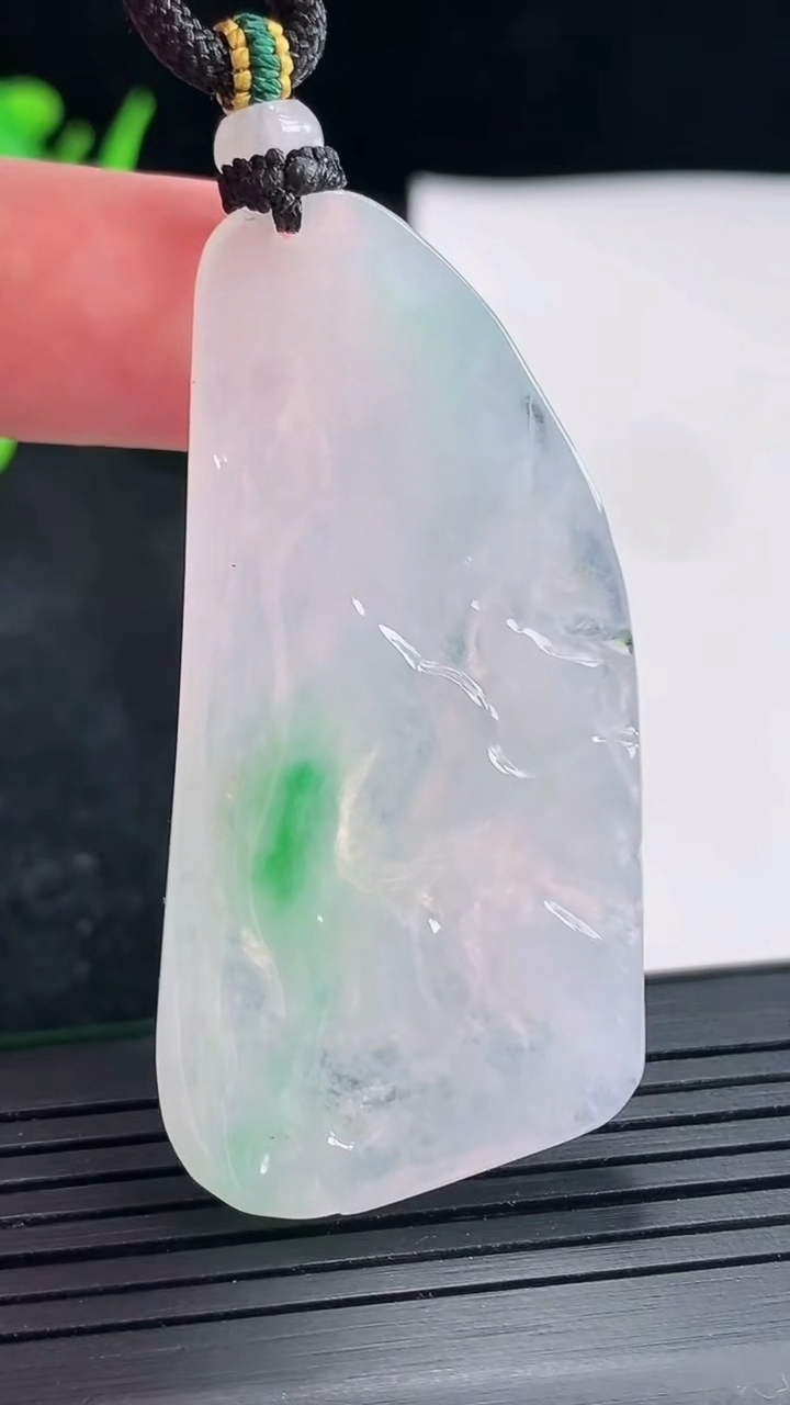 天然A货翡翠荷叶鱼吊坠，尺寸53-26-5.6重量:18.11g
4月23日