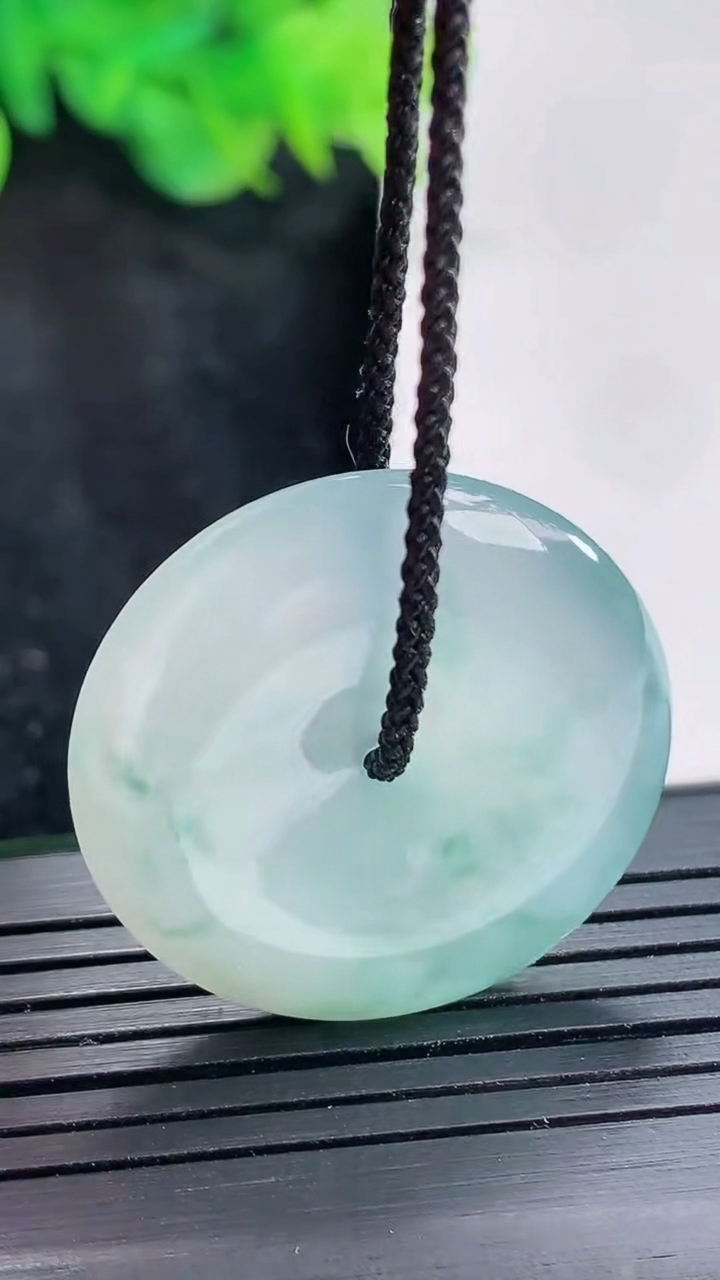 天然A货翡翠冰种飘花平安扣吊坠，尺寸29-5.5重量:9.86g
4月23日