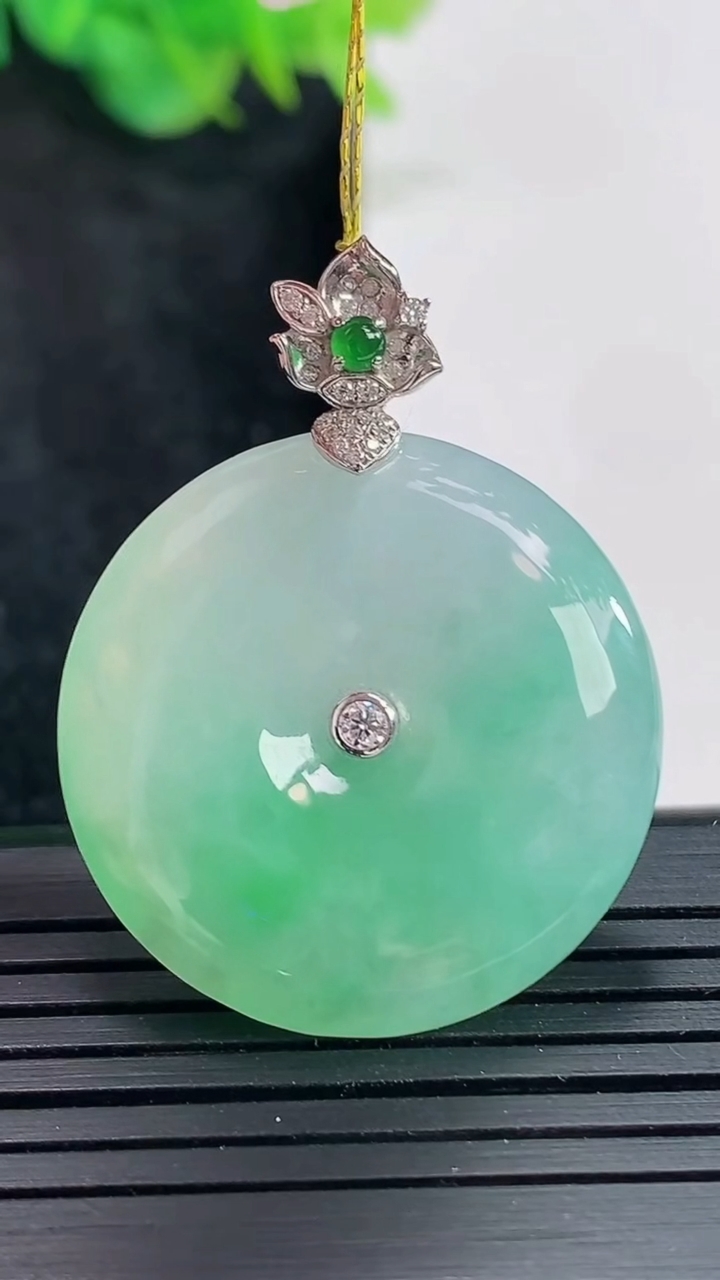 天然A货翡翠平安扣吊坠，尺寸28.6-5.8重量:11.16g
4月23日