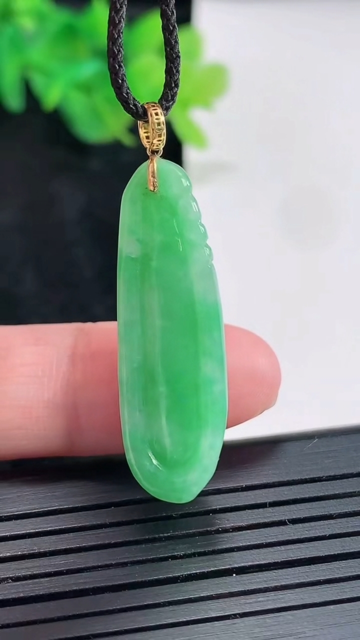 天然A货翡翠福瓜吊坠，尺寸33-11-8.2重量:5.87g
4月23日