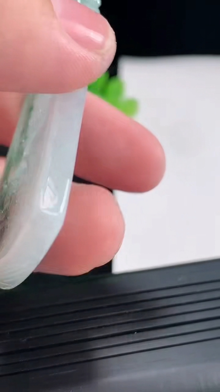 天然A货翡翠飘花仿古无事牌吊坠，尺寸59-32.5-5重量:21.48g
4月23日