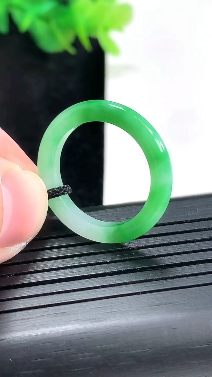 天然A货翡翠玉指环 戒指，尺寸18.8-3.2-3.5重量:2.51g2026年4月23日
工厂直销