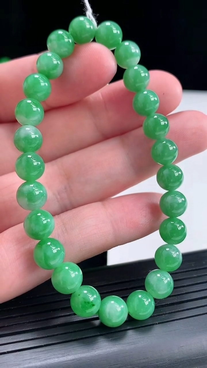 天然A货翡翠满满圆珠手串，尺寸7.5-15颗重量:18.78g4月23日
工厂直销收藏佳品,种好水足，色泽均匀，有种有色，上手高大气！