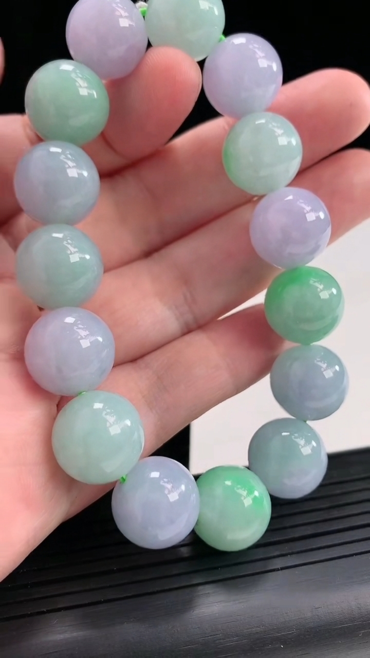 天然A货翡翠春带彩 紫罗兰圆珠手串，尺寸14-15颗重量:76.37g4月23日
工厂直销收藏佳品,种好水足，色泽均匀，有种有色，上手高大气！