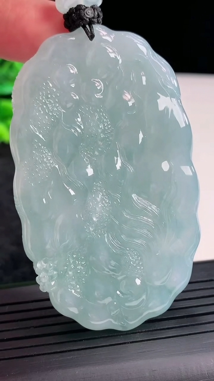天然A货翡翠种飘花龙牌吊坠，尺寸65.5-40-11重量:64.54g
4月23日