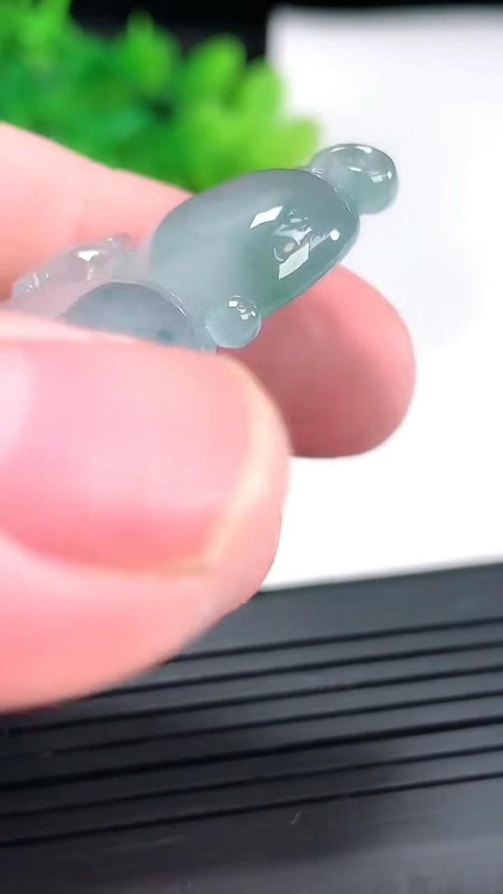 天然A货翡翠种飘花葫芦吊坠，尺寸41-25-6重量:11.86g
4月23日