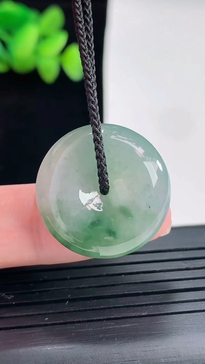 天然A货翡翠飘花平安扣吊坠，尺寸22.5-5.6重:5.74
4月24日