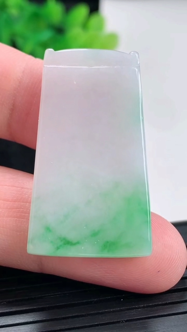 天然A货翡翠无事牌吊坠，尺寸38-21.8-3.8重量:9.41g
4月23日