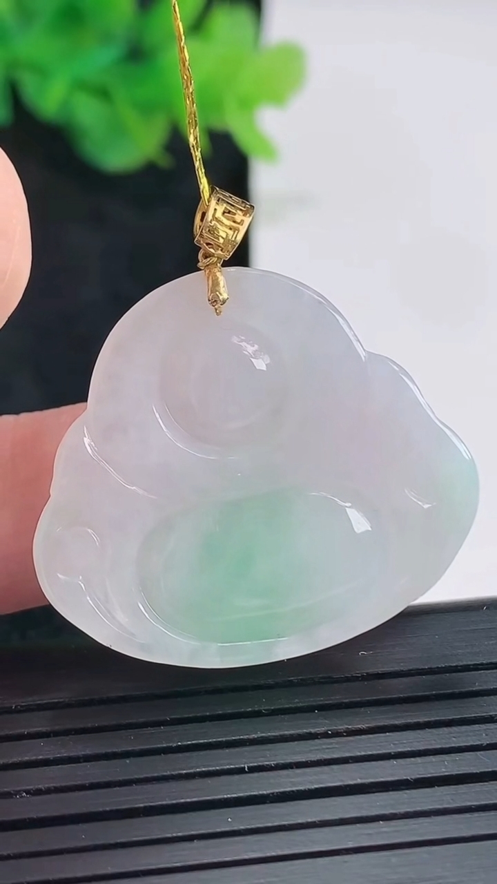 天然A货翡翠佛公吊坠，尺寸27-32.6-5.2重量:7.48g
4月23日