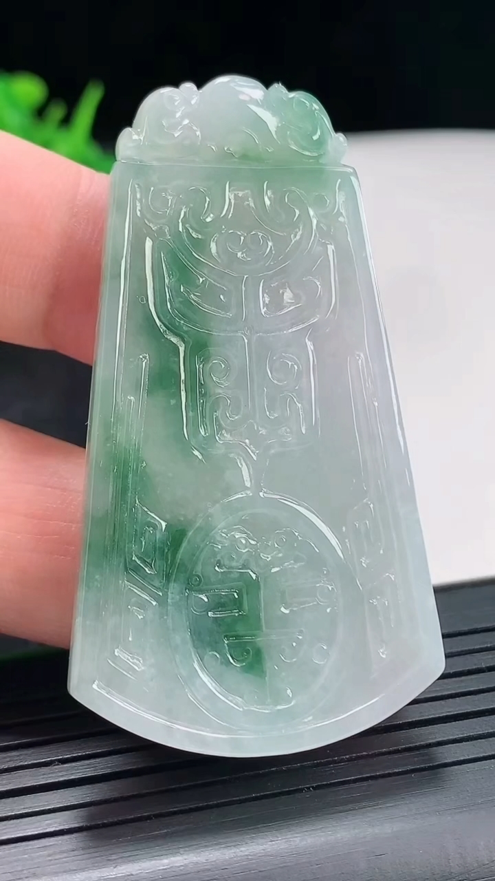 天然A货翡翠飘花仿古无事牌吊坠，尺寸59-32.5-5重量:21.48g
4月23日