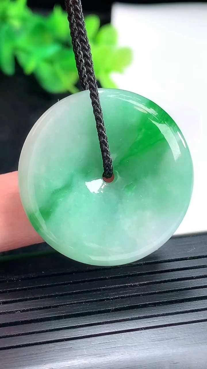 天然A货翡翠平安扣吊坠，尺寸32-5.5重量:13.06g
4月23日