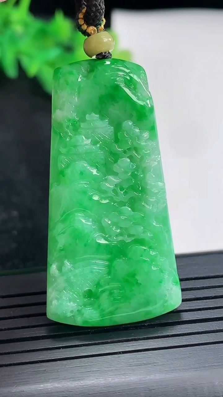 天然A货翡翠山水牌吊坠，尺寸46-24.5-5.6重量:17.18g
4月23日