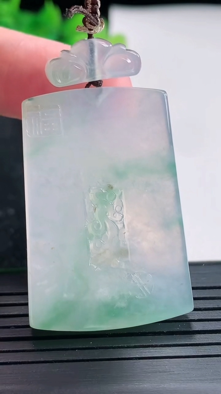 天然A货翡翠仿古无事牌吊坠，尺寸41-28-5.2重量:20.61g
4月23日