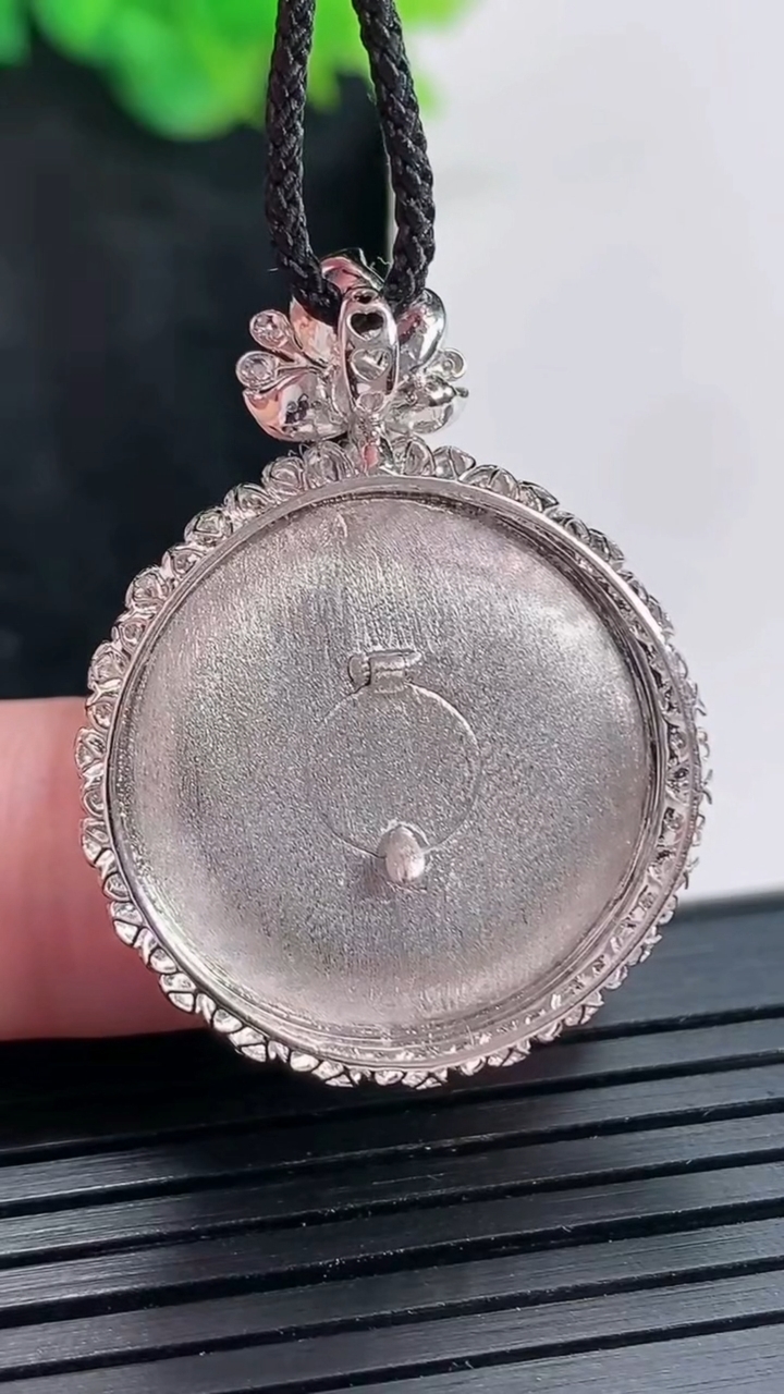 天然A货翡翠种白冰平安扣吊坠，尺寸33.4-25-6.5，裸石22重量:7.56g
4月23日