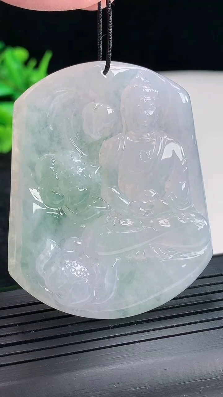 天然A货翡翠大日如来佛吊坠，尺寸56-46-5重量:30.46g
4月23日