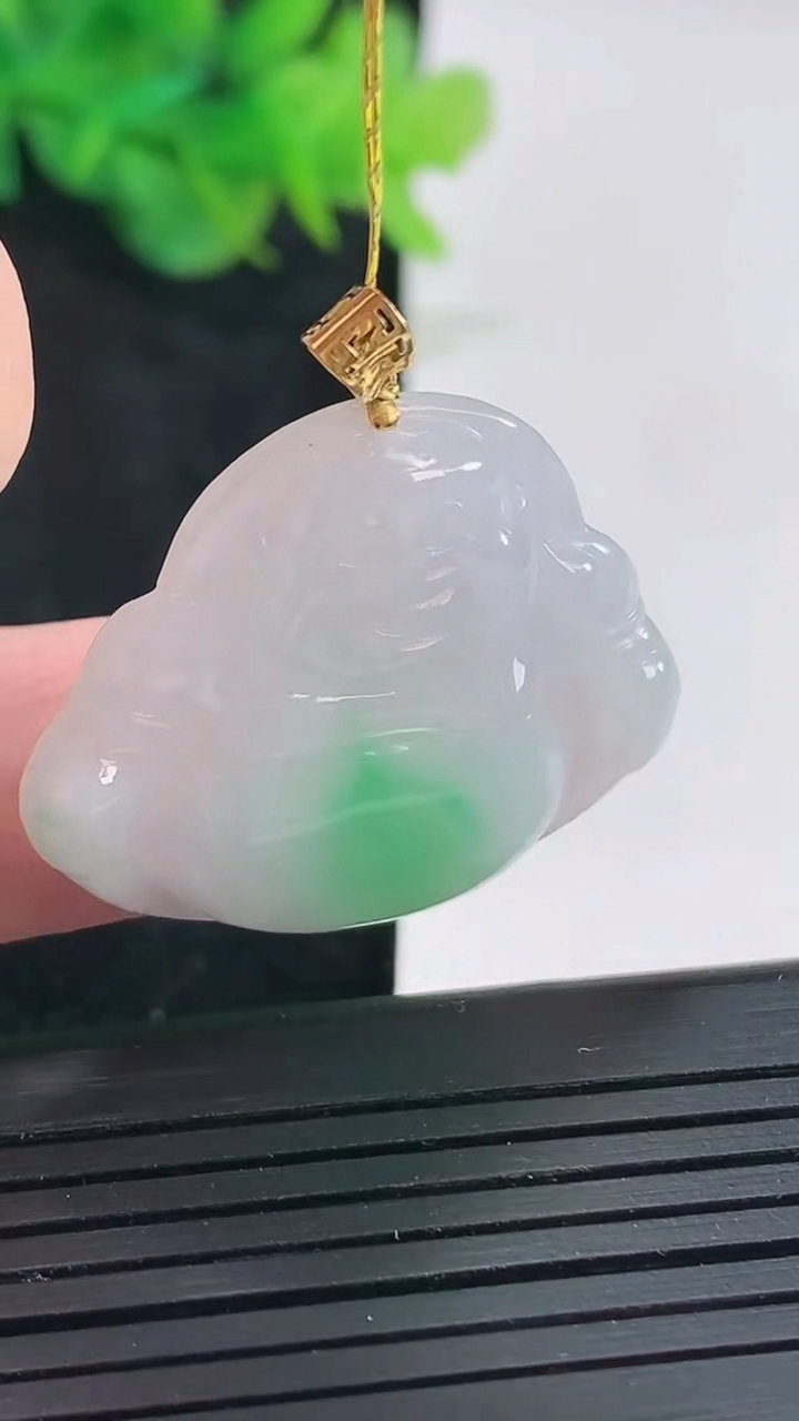 天然A货翡翠佛公吊坠，尺寸27-32.6-5.2重量:7.48g
4月23日