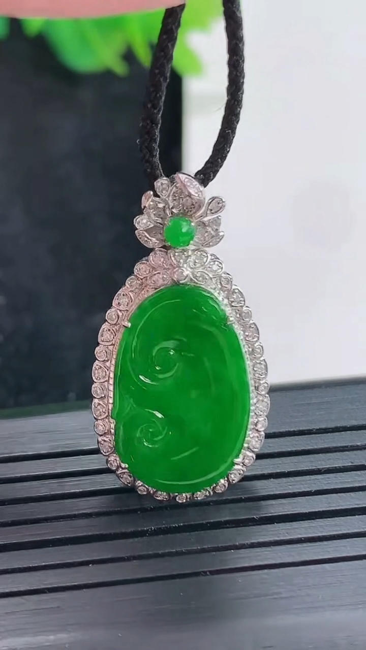 天然A货翡翠如意吊坠，尺寸30-16-6.6，裸石19-12重量:3.31g
4月23日