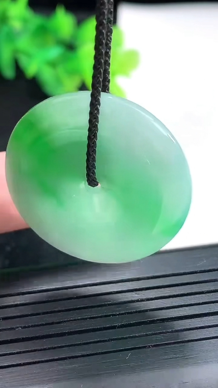 天然A货翡翠平安扣吊坠，尺寸32-5.5重量:13.06g
4月23日