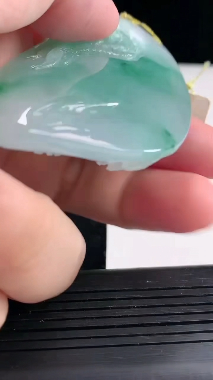 天然A货翡翠龙牌吊坠，尺寸72-41-13重量:64.52g
4月23日