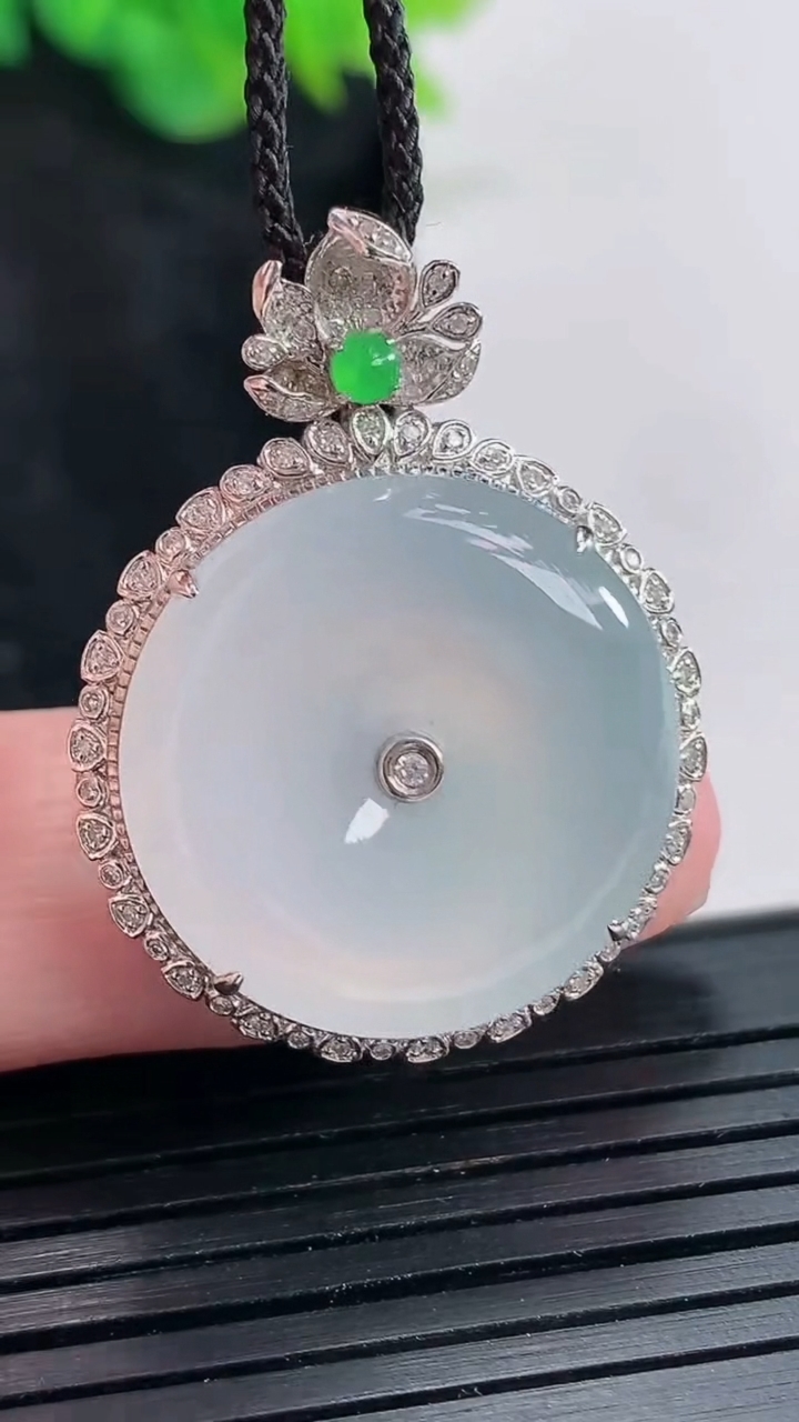 天然A货翡翠种白冰平安扣吊坠，尺寸33.4-25-6.5，裸石22重量:7.56g
4月23日