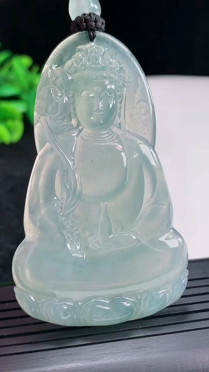 天然A货翡翠大势至菩萨吊坠，尺寸70-42-5.5重量:37.34g
4月23日