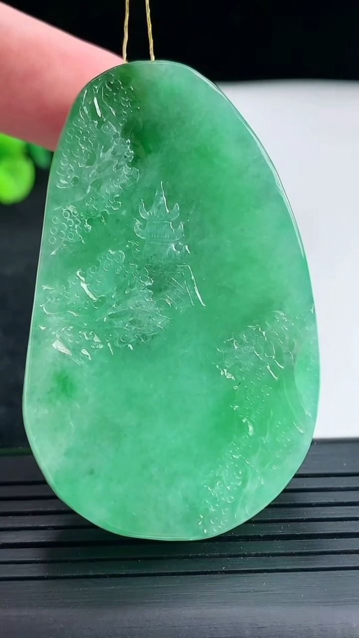 天然A货翡翠山水牌吊坠，尺寸58-36-10.8重量:53.87g
4月23日