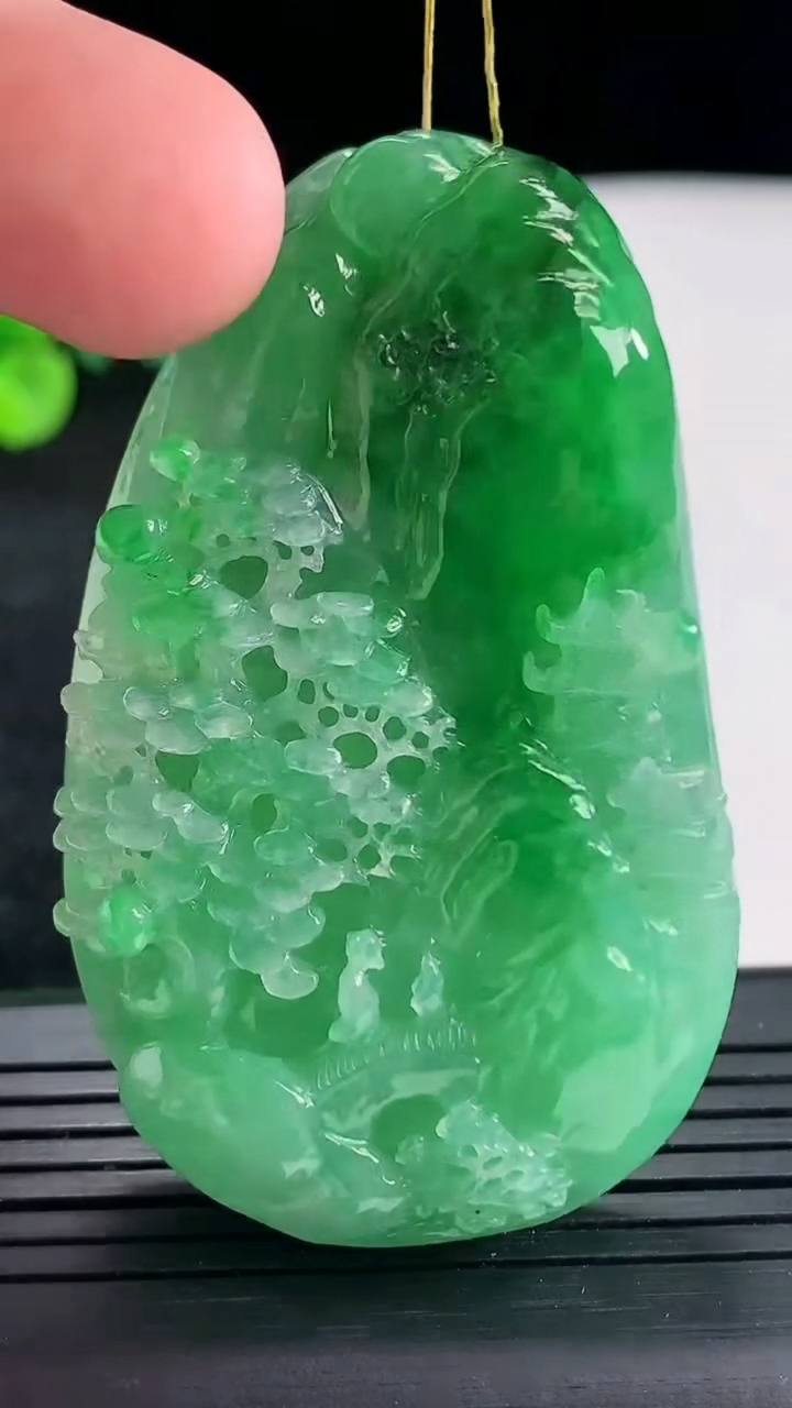 天然A货翡翠山水牌吊坠，尺寸58-36-10.8重量:53.87g
4月23日