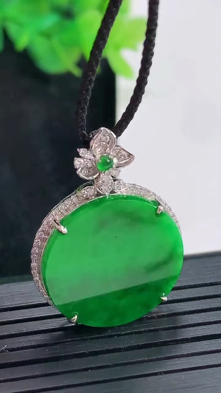 天然A货翡翠无事牌吊坠，尺寸31-22.5-5.5，裸石20重量:3.80g
4月23日