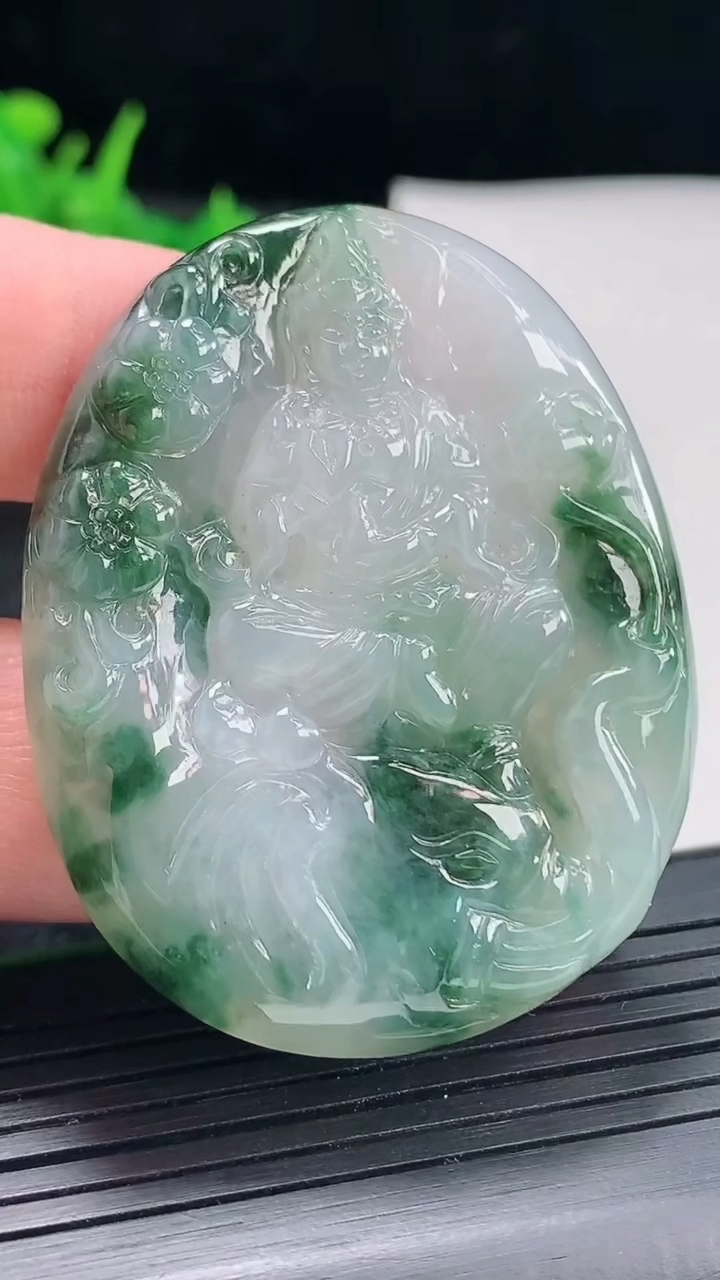 天然A货翡翠飘花普贤菩萨吊坠，尺寸51-41-5.8重量:26.19g
4月23日