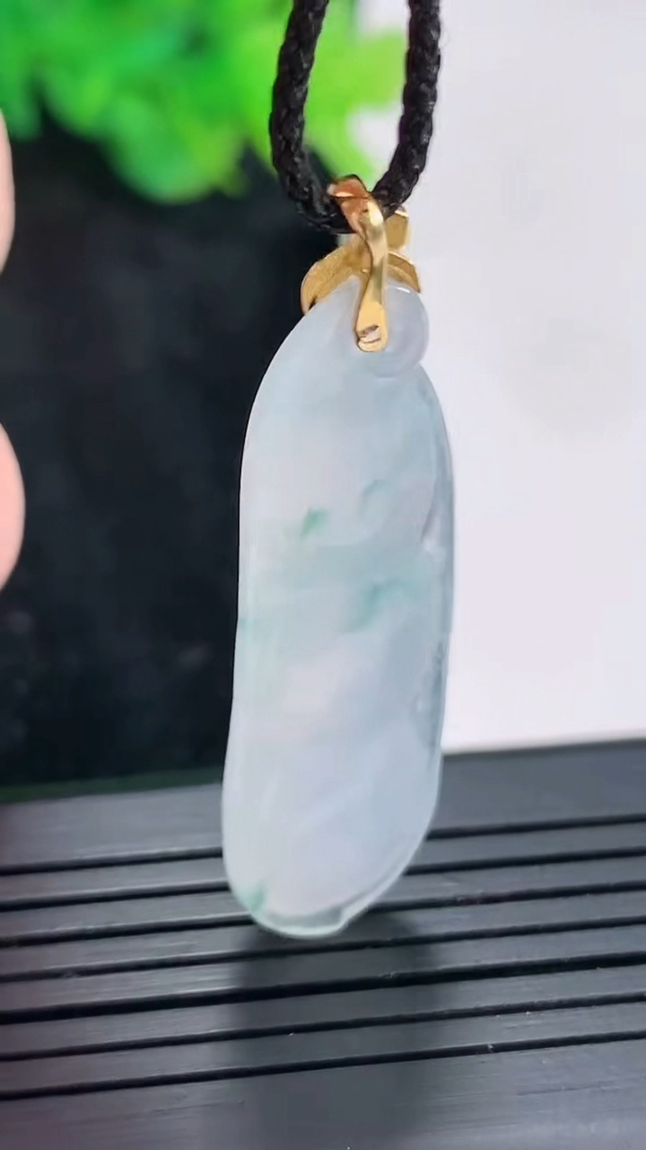 天然A货翡翠种飘花福豆吊坠，尺寸37-12-7重量:5.47g
4月23日