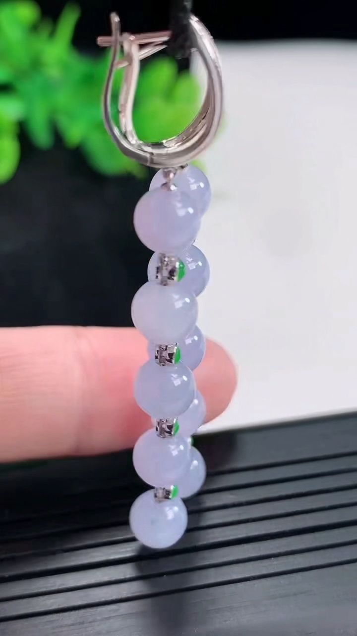 天然A货翡翠种紫罗兰圆珠耳坠，尺寸6.2重量:6.04g4月23日
工厂直销收藏佳品,种好水足，色泽均匀，有种有色，上手高大气！