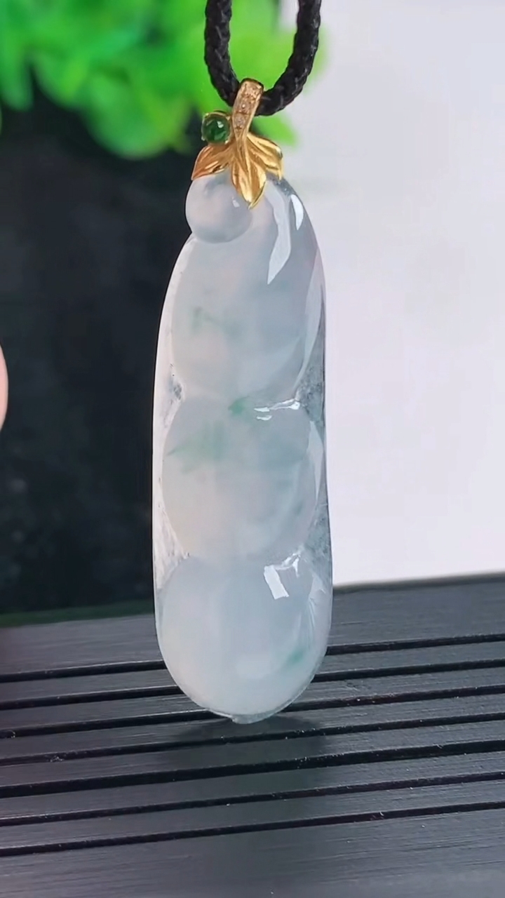 天然A货翡翠种飘花福豆吊坠，尺寸37-12-7重量:5.47g
4月23日