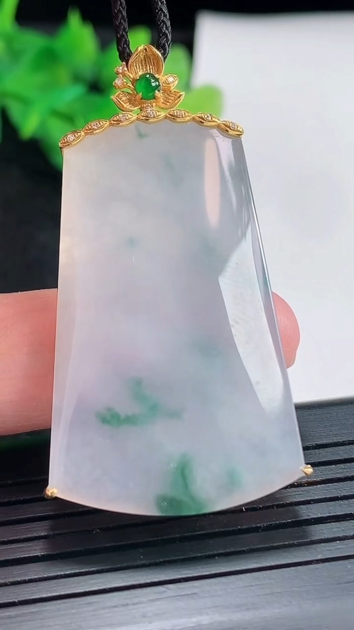 天然A货翡翠种紫罗兰飘花无事牌吊坠，尺寸48-27-5.5，裸石40-27重量:12.38g
4月2