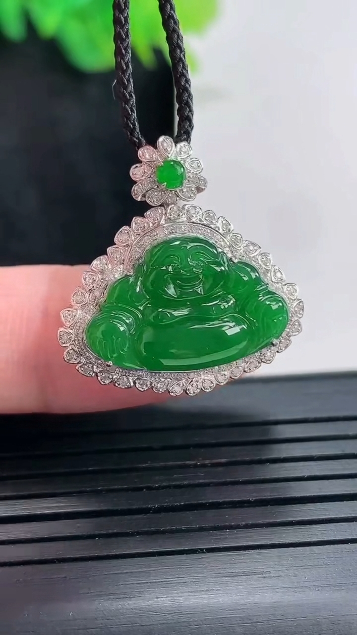 天然A货翡翠佛公吊坠，尺寸24-23.6-7.5，裸石12-19重量:3.31g
4月23日
