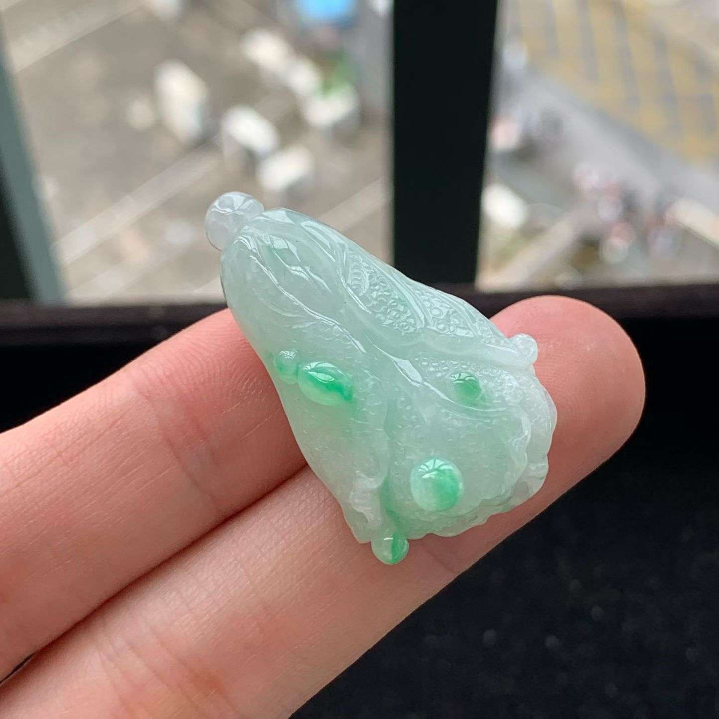 A货天然翡翠冰糯种飘绿白菜吊坠重量14.29g
4月23日