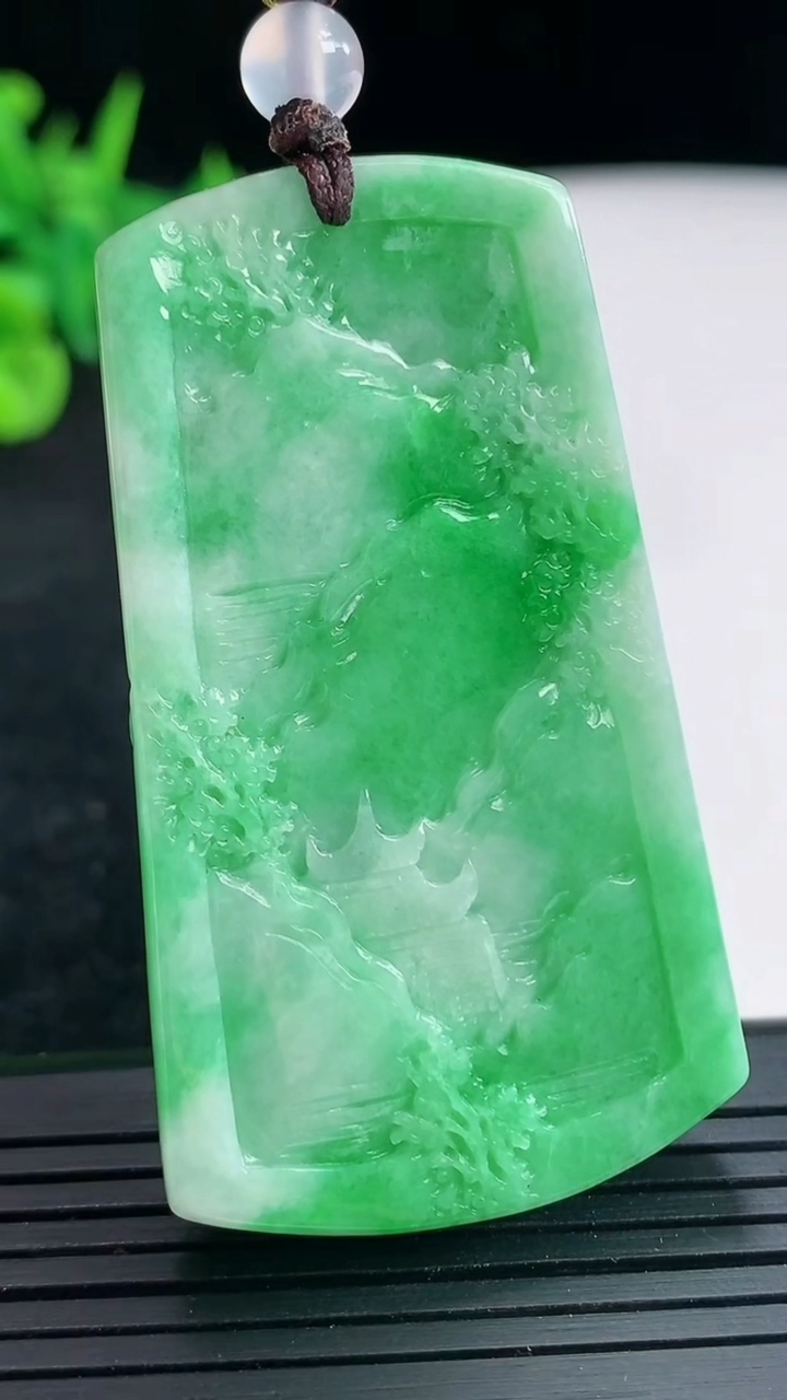 天然A货翡翠山水牌吊坠，尺寸56.6-32.5-10.5重量:40.55g
4月23日