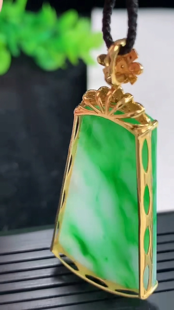 天然A货翡翠无事牌吊坠，尺寸52-24-5.8，裸石40-24重量:8.93g
4月23日