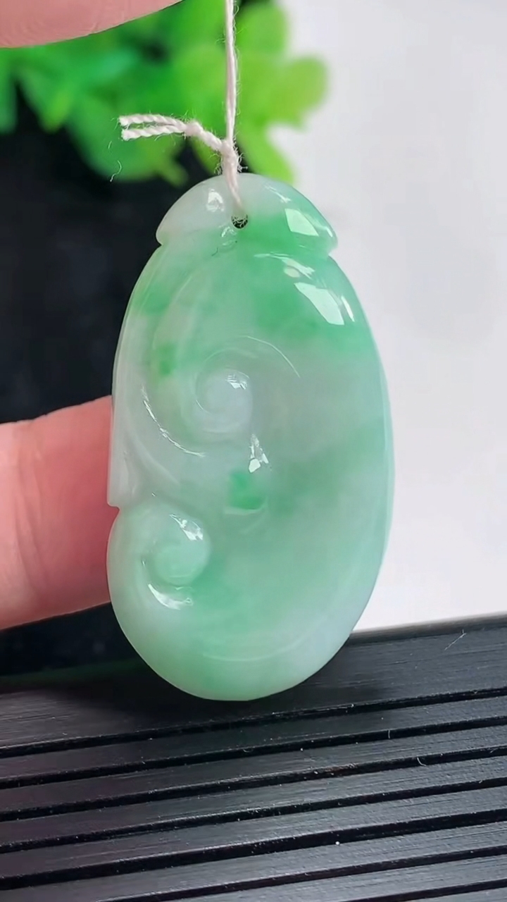 天然A货翡翠如意吊坠，尺寸36-20-5.6重量:8.95g
4月23日