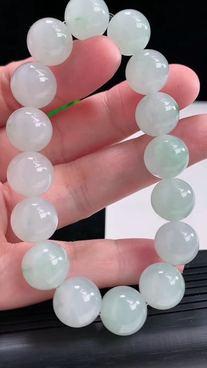 天然A货翡翠飘花圆珠手串，尺寸12-16颗重量:52.73g4月23日
工厂直销收藏佳品,种好水足，色泽均匀，有种有色，上手高大气！