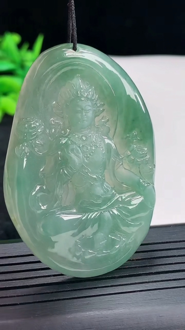 天然A货翡翠大势至菩萨吊坠，尺寸58.5-41-6重量:29.55g
4月23日