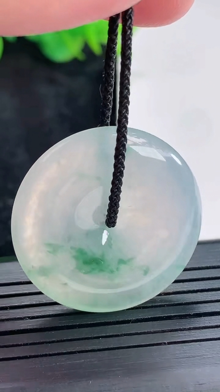 天然A货翡翠种飘花平安扣吊坠，尺寸30.6-5.8重量:11.46g
4月23日